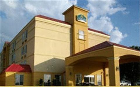 La Quinta Inn & Suites Tulsa Exterior photo
