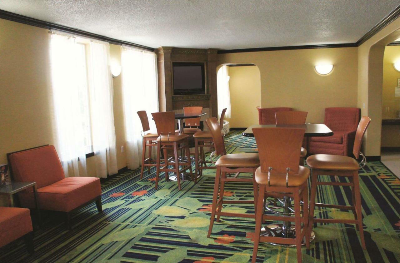 La Quinta Inn & Suites Tulsa Exterior photo